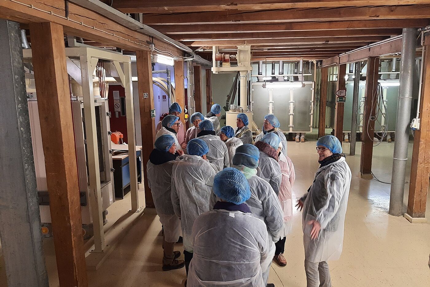 Meyermühle Besichtigungsgruppe in Schutzkleidung