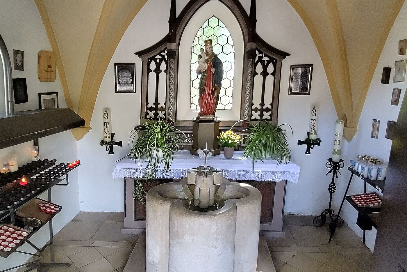 20250831_ADFC_LA_Hopfentour_08_Heiligenbrunn_Kapelle_m_Quelle