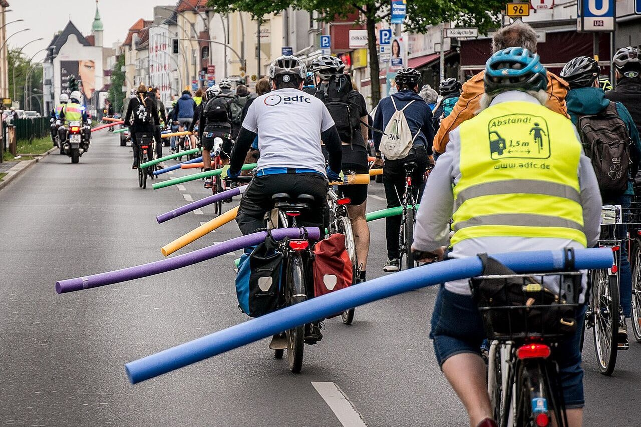 Pool-Nudel-Fahrt