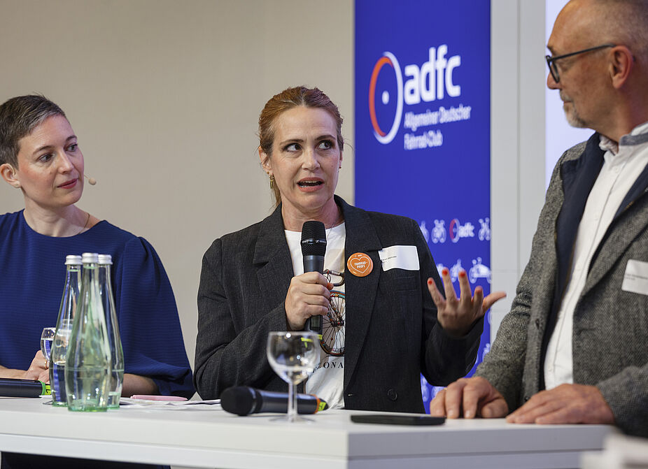 ADFC-Symposium: Bundesvorsitzende Sarah Holczer stellt ADFC-Appell vor. ADFC | Symposium „GESUNDHEIT × MOBILITÄT — RADVERKEHR ALS
INVESTITION IN UNSERE ZUKUNFT“ am 14. Oktober 2026